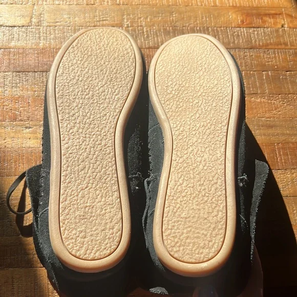 TOMS NWOT BLACK SUEDE FLAT BOOTIES SZ USA 8 - Picture 2 of 4